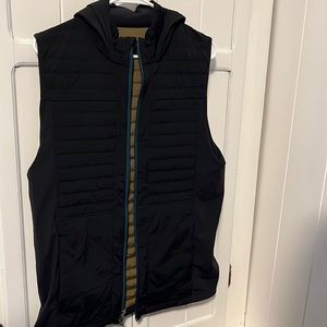 MENS LULULEMON LIGHTWEIGHT VEST WITH HOOD SIZE LARGE black